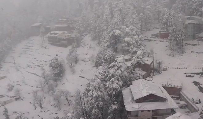 कश्मीर घाटी में मध्यम बर्फबारी, गुलमर्ग में पारा शून्य से 7.5 डिग्री सेल्सियस नीचे