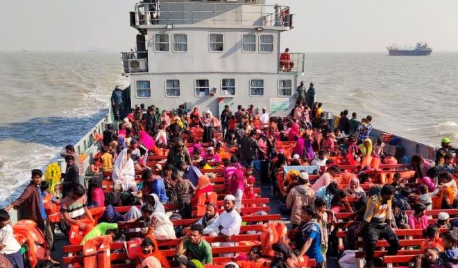 नौसेना के पांच जहाजों से  1,700 रोहिंग्या शरणार्थियों को भेजा गया सुदूर द्वीप