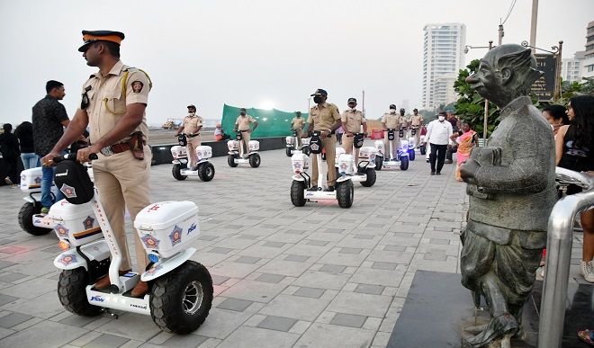 नववर्ष पर मनाए जाने वाले जश्न को देखते हुए मुंबई पुलिस 'हाई अलर्ट' पर, सड़कों पर तैनात रहेंगे 35,000 कर्मी