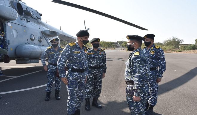नौसेना प्रमुख एडमिरल करमबीर सिंह ने INS द्वारका का किया दौरा, सुरक्षा पहलुओं का लिया जायजा
