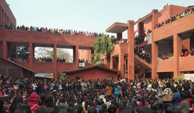 students-march-in-du-against-gargi-college-molestation-incident