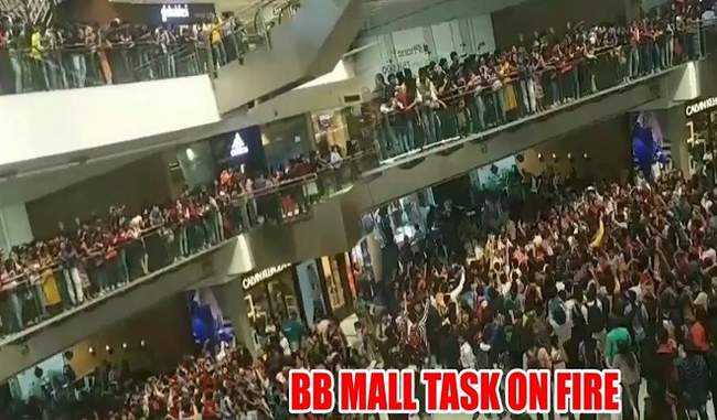 siddharth-asim-fans-gathered-at-oberoi-mall-for-bigg-boss-mall-task