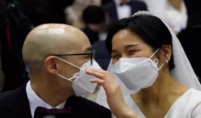 corona-virus-thousands-of-couples-get-married-in-south-korea-some-wear-masks