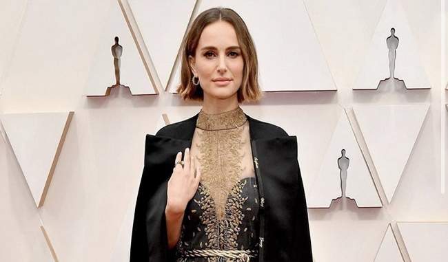 why-natalie-portman-reached-the-oscars-wearing-a-dress-named-female-directors