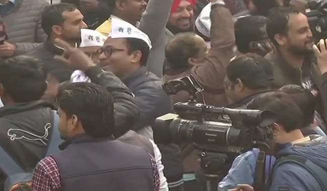delhi-elections-aap-workers-rejoice-drums-start-ringing