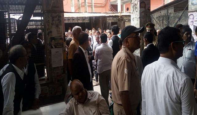 lucknow-court-blast-several-lawyers-injured-3-live-bombs-recovered