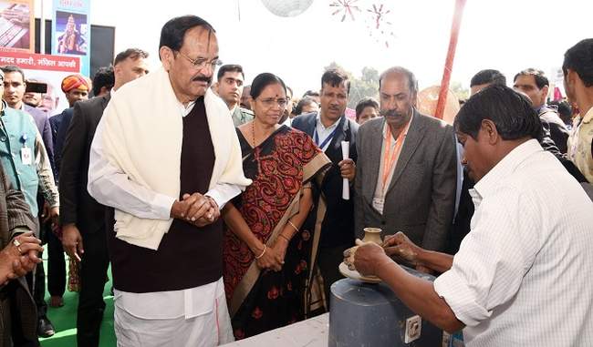 vice-president-arrived-at-hunar-haat-interacted-with-artisans-and-artisans