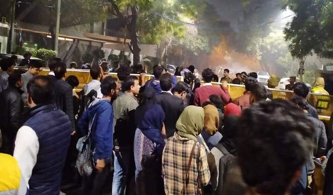 delhi-violence-jamia-students-protest-outside-cm-residence-demand-action