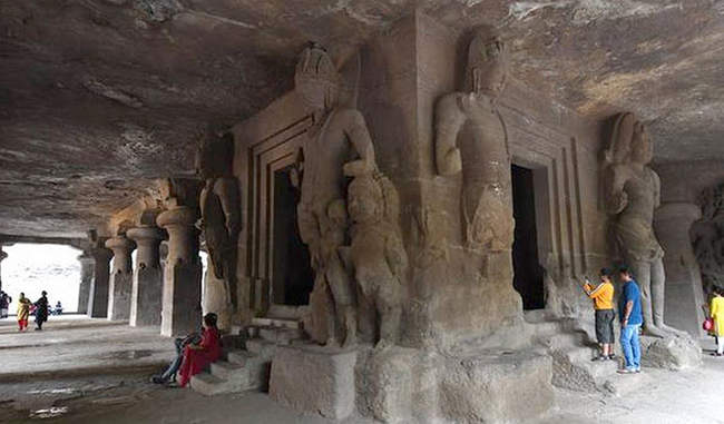 elephanta-caves-are-very-popular-in-world