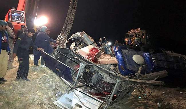 train-and-bus-collide-in-pakistan-20-killed-60-injured