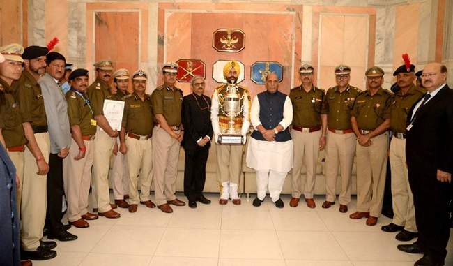 defence-minister-hands-over-best-marching-contingent-trophy-to-cisf