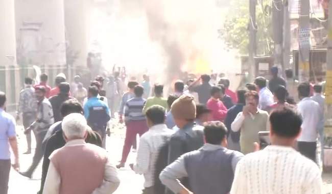 protesters-torch-two-houses-fire-tender-at-jaffrabad-and-maujpur
