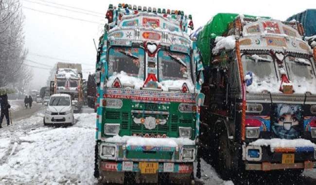 snowfall-shooting-stones-disrupt-traffic-on-jammu-srinagar-highway