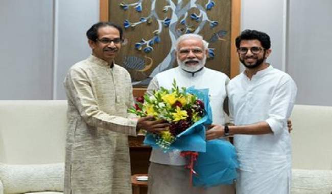 uddhav-arrives-in-delhi-for-the-first-time-after-becoming-chief-minister-pm-modi-meets-with-son-aditya