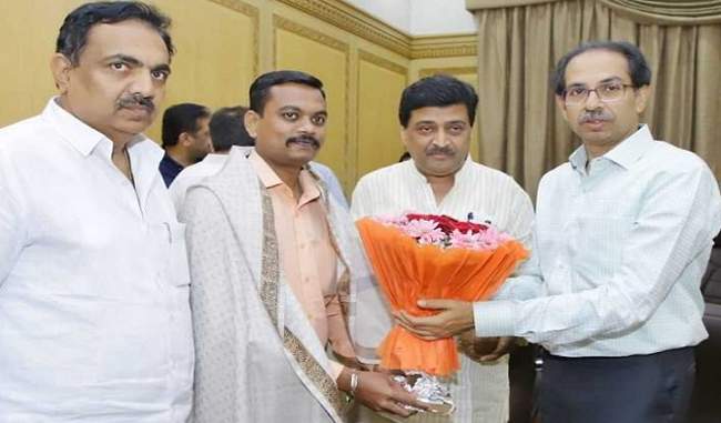 uddhav-honored-the-employee-of-gst-building-who-saved-the-tricolor-from-the-fire