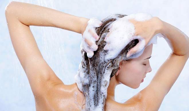 रात को बाल धोने से हो सकती है हेयर फॉल की समस्या