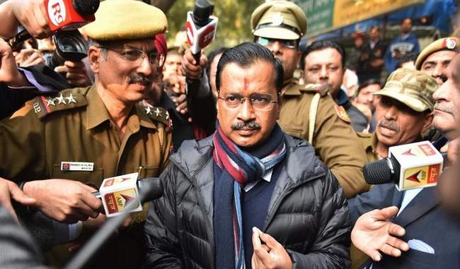 kejriwal-reviewed-relief-operations-in-riot-hit-areas