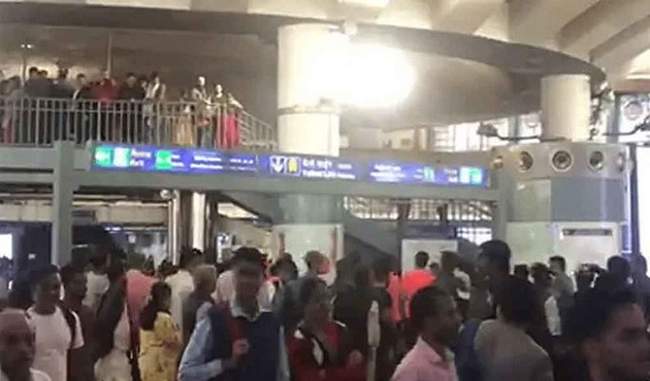 slogans-in-support-of-caa-engaged-in-delhi-metro-six-people-detained