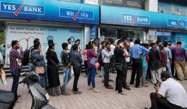 long-queues-of-customers-outside-yes-bank-branches-complaints-on-social-media