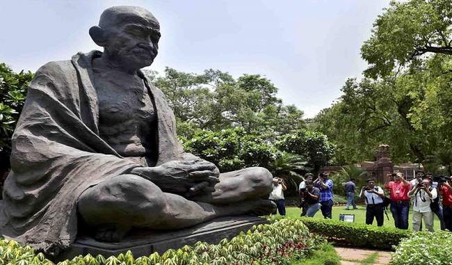 gandhi-statue-in-indian-parliament