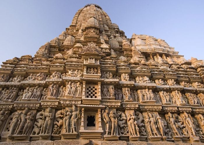 जानें सच! खजुराहो के मंदिरों में क्यों हैं कामुक, सम्भोगरत और नग्न मूर्तियां?