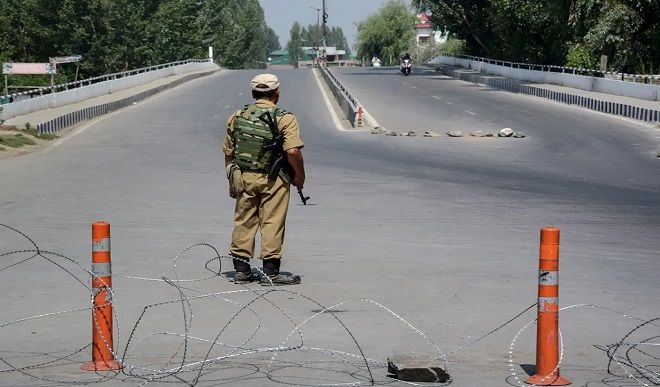 संक्रमण फैलने के खतरे के चलते जम्मू कश्मीर में 32 और कैदियों को रिहा किया गया