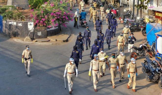 मुंबई पुलिस ने 55 साल से ज्यादा उम्र के कर्मियों से छुट्टी पर जाने को कहा, जानें पूरा मामला