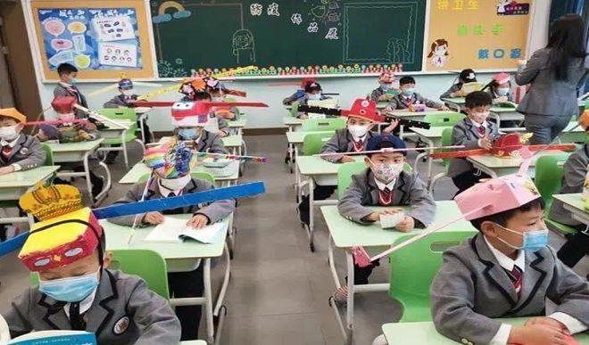 चीन में खुले स्कूल, सोशल डिस्टेंसिंग के लिए बच्चों ने अपनाएं अनोखे उपाय