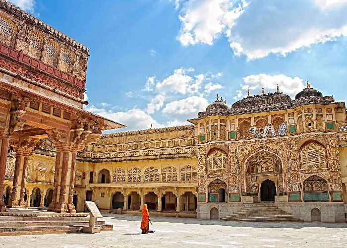 राजशाही आकर्षण से भरपूर जयपुर की पहाड़ियों पर स्थित आमेर किला, जानिए क्यों है खास