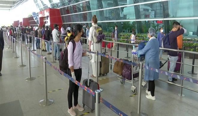 देश में 2 महीने बाद शुरू हुईं विमान सेवाएं, सैकड़ों लोग अपने घर और कार्यस्थल लौटने के लिए IGI एयरपोर्ट पहुंचे