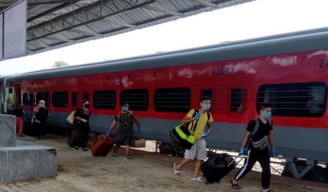 महाराष्ट्र के पुणे से 992 प्रवासियों को लेकर विशेष रेलगाड़ी मणिपुर पहुंची