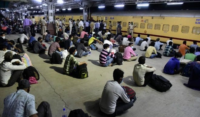 महाराष्ट्र में काम पर लौटने की उम्मीद के साथ घर जा रहे प्रवासी मजदूर