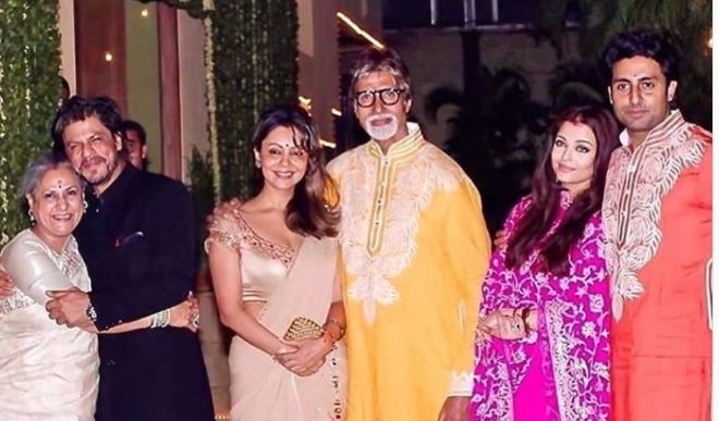 बच्चन परिवार के साथ शाहरुख और गौरी की ये तस्वीर आखिर क्या संदेश देती है? समझ आया तो बताइये
