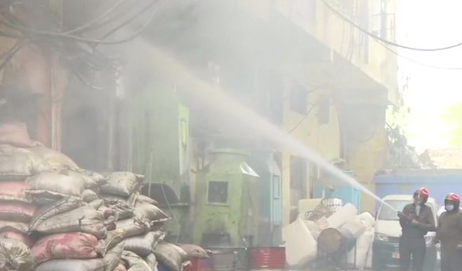 दिल्ली के केशवपुरम में जूते बनाने वाली एक फैक्टरी में लगी आग, कोई हताहत नहीं
