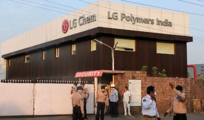 SC ने LG पॉलीमर्स के सील संयंत्र में 30 कर्मचारियों को जाने की दी इजाजत