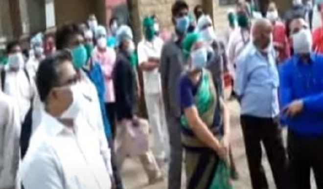 मुंबई के अस्पताल में कर्मचारी की मौत के बाद सहकर्मियों ने किया विरोध-प्रदर्शन, कर्मचारी संघ ने लगाया ये आरोप