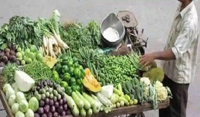 महाराष्ट्र में बंद के दौरान गरीब लोगों को मुफ्त में सब्जी दे रहा है सब्जी विक्रेता
