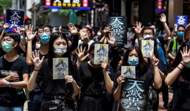 कोरोना महामारी के बीच हांगकांग में बड़ी संख्या में जुटे प्रदर्शनकारी