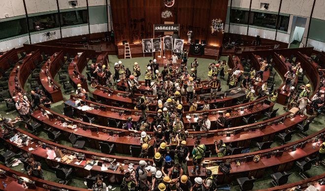 चीनी राष्ट्रगान विधेयक पर हांगकांग संसद में मचा बवाल, तीन सांसदों को निकाला बाहर