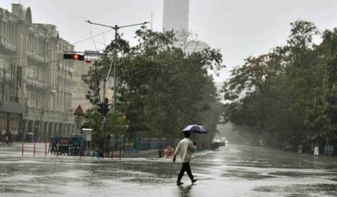 चक्रवात प्रभावित पश्चिम बंगाल में भारी बारिश, तेज हवाओं ने ली दो की जान