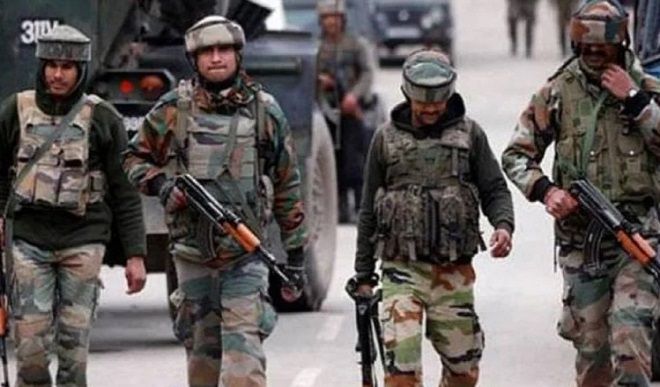 कश्मीर के कुलगाम में सुरक्षाबलों और आतंकवादियों के बीच मुठभेड़