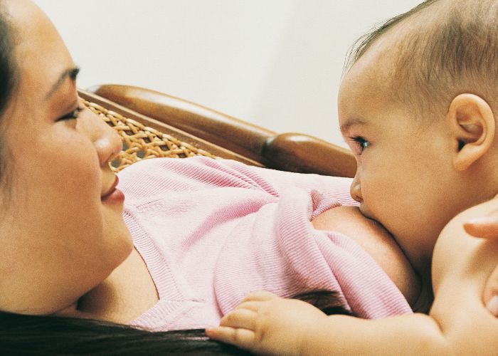जानिए महिलाएं अपने शिशुओं को स्तनपान कराना कब बंद करें?