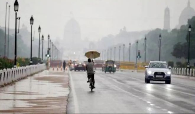 उत्तर भारत के कई शहरों में हई रातभर हुई बारिश, तेज हवाओं से दिल्ली में पारा गिरा