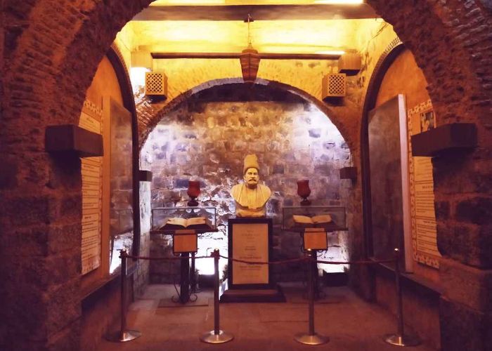 मिर्जा गालिब के उर्दू अल्फाजों से गूंजती गालिब की हवेली, शायराना अल्फाजों के शौकीन हैं तो एक बार जरूर जाएं