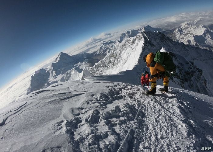 माउंट एवरेस्ट पर चढ़ाई करने पर लगते हैं 7 लाख रुपये, जानिए दुनिया के सबसे बड़े पर्वत के बारे में 15 रोचक जानकारी