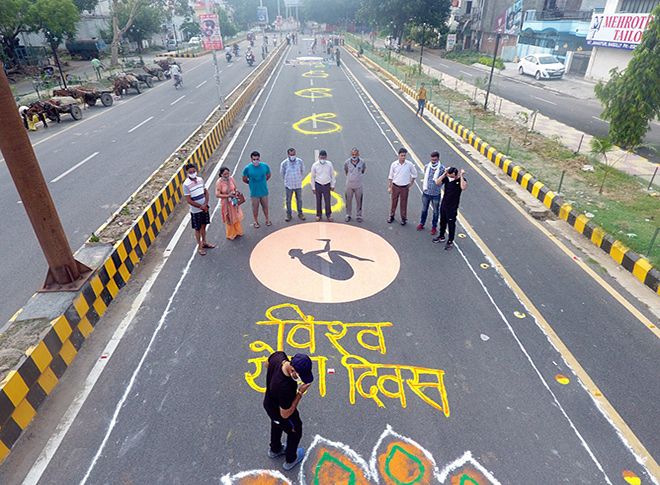 आरएसएस के कार्यकर्ताओं ने सड़क पर बनाई रंगोली