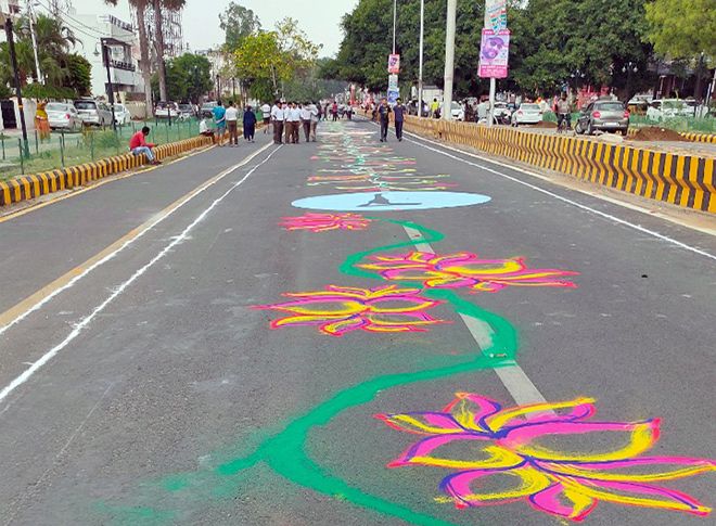 आरएसएस के कार्यकर्ताओं ने सड़क पर बनाई रंगोली