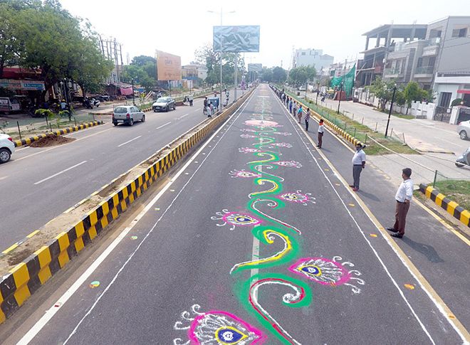 आरएसएस के कार्यकर्ताओं ने सड़क पर बनाई रंगोली