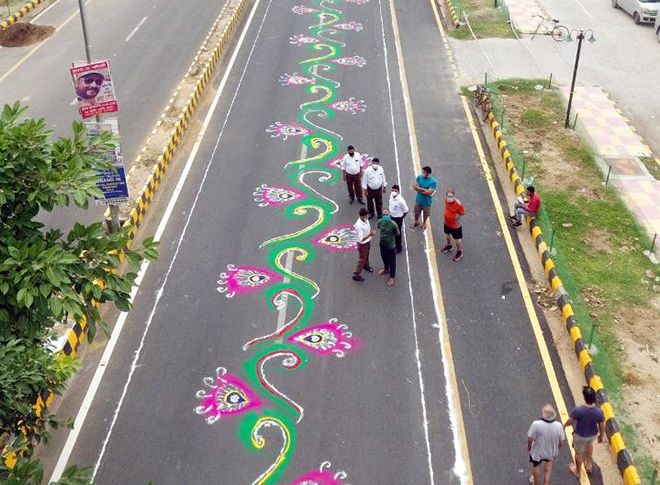 आरएसएस के कार्यकर्ताओं ने सड़क पर बनाई रंगोली