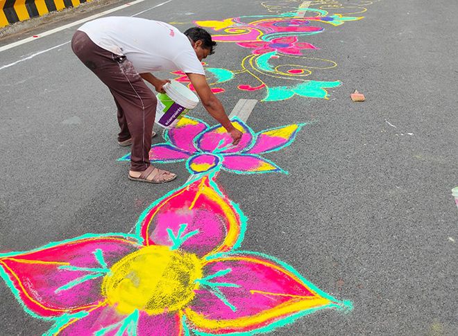 आरएसएस के कार्यकर्ताओं ने सड़क पर बनाई रंगोली